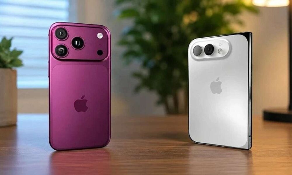Dua model iPhone lipat berwarna ungu dan putih berdampingan di atas meja kayu
