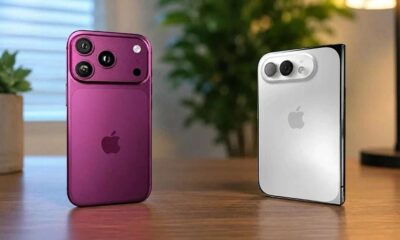 Dua model iPhone lipat berwarna ungu dan putih berdampingan di atas meja kayu