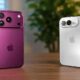 Dua model iPhone lipat berwarna ungu dan putih berdampingan di atas meja kayu