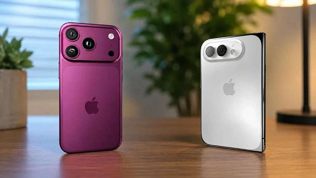 Dua model iPhone lipat berwarna ungu dan putih berdampingan di atas meja kayu