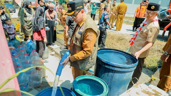 pemkab klaten drop 14 tangki air bersih ke desa lereng merapi 1788304941001 169