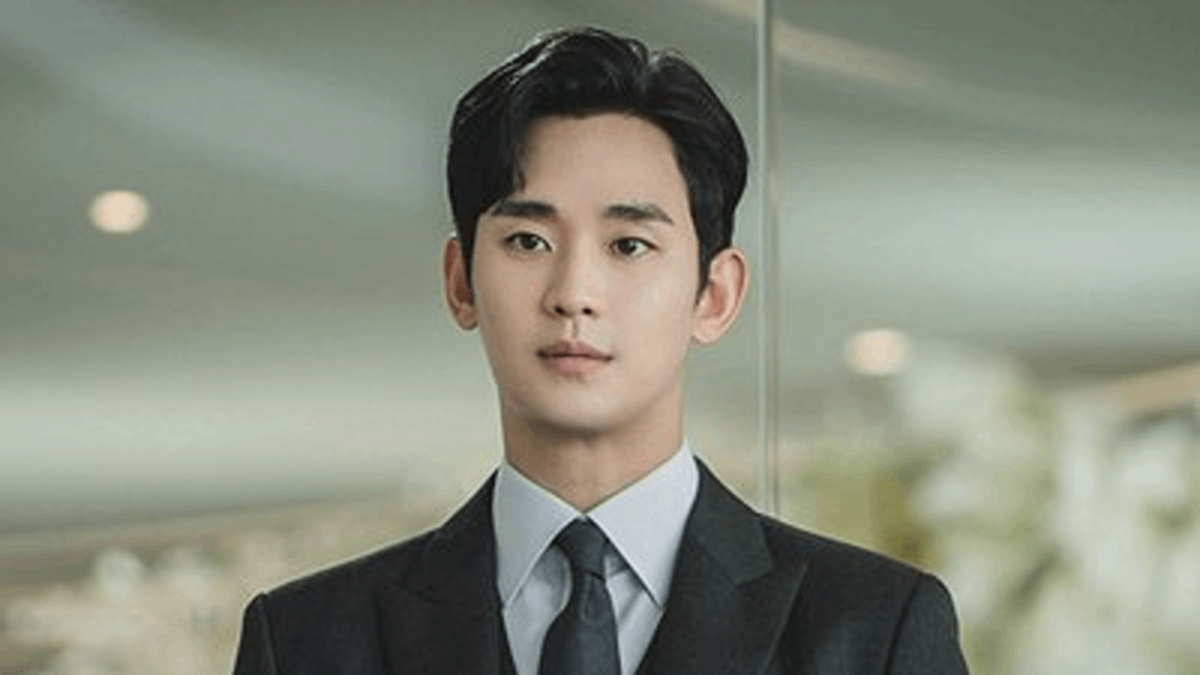 Kontroversi Mengejutkan fans internasional minta Kim Soo Hyun dicoret dari Drama Terbaru 53 Kim Soo-hyun mengenakan setelan jas dan kemeja berdasi di dalam ruangan