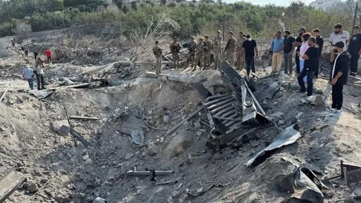 warga dan tentara lebanon berkumpul di lokasi serangan israel yang diklaim menargetkan posisi hizbullah di wilayah selatan leb 1762504574966 169