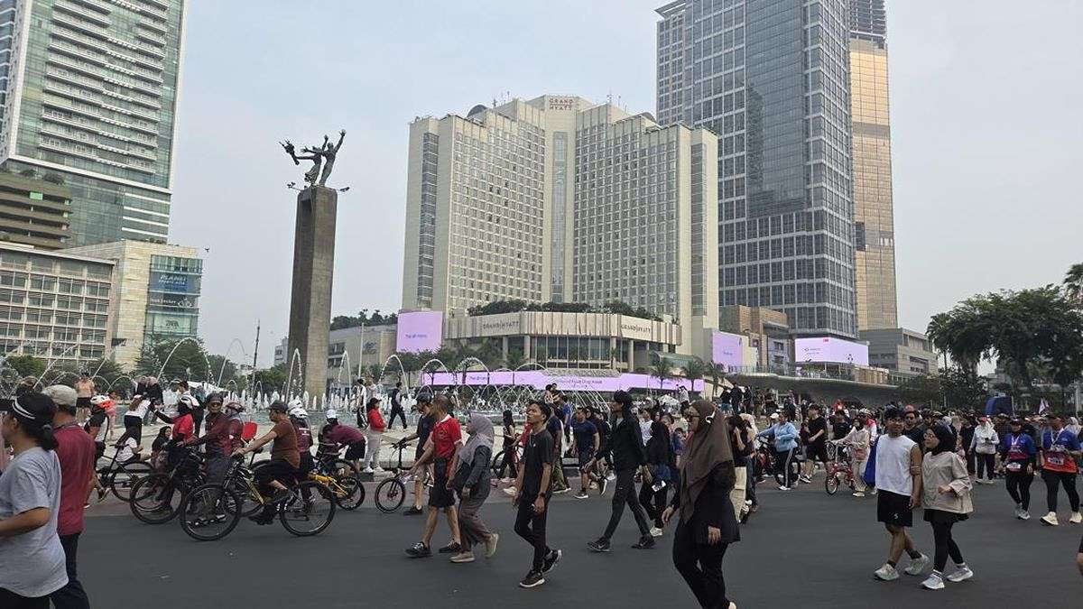 Suasana Hari Bebas Kendaraan Bermotor atau car free day di kawasan Bundaran HI Jakarta yang dipadati pejalan kaki dan pesepeda