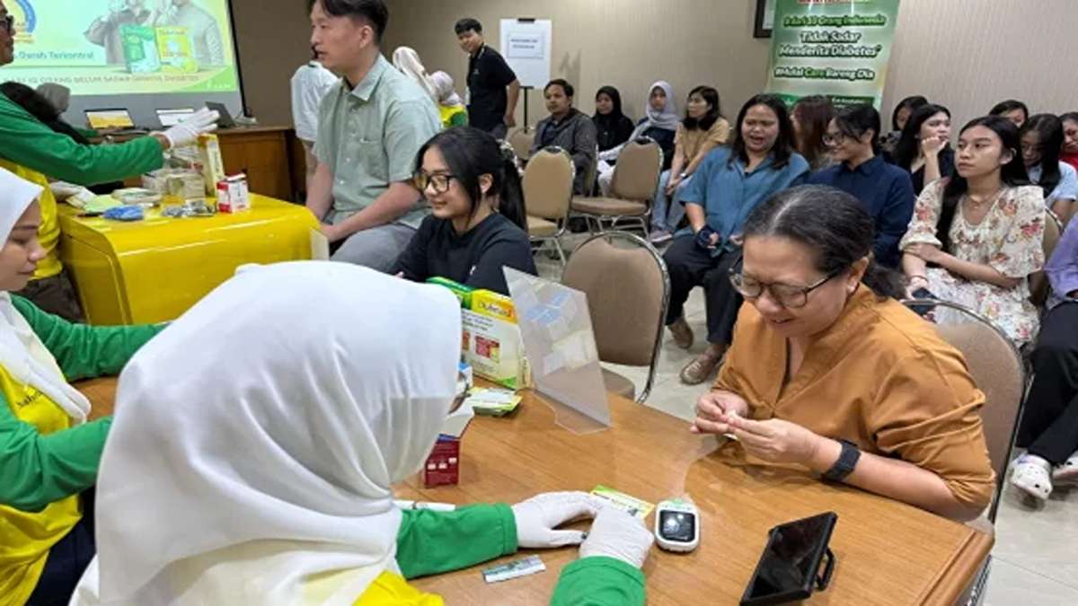 Darurat Kesehatan Mental Ribuan Warga Tangsel Terindikasi Depresi di Tengah Tekanan Modern 52 Suasana kegiatan pemeriksaan kesehatan gratis dan konsultasi bagi warga yang hadir di ruangan